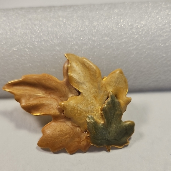 Lovely Soft Enamel AUTUMN Colors Leaf Brooch - Picture 1 of 5